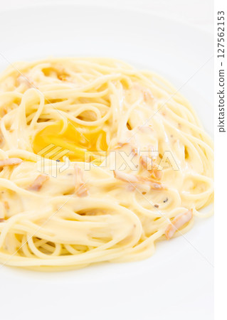 Delicious Carbonara Pasta with Raw Egg 127562153
