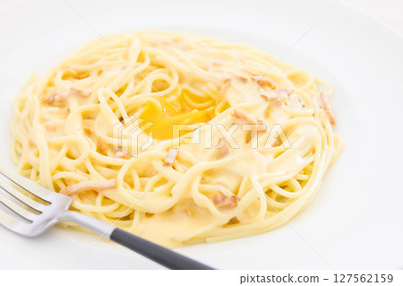 美味的卡邦尼意麵配生雞蛋 美味的卡邦尼意麵配生雞蛋 127562159