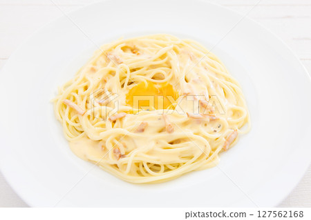 美味的卡邦尼意麵配生雞蛋 127562168