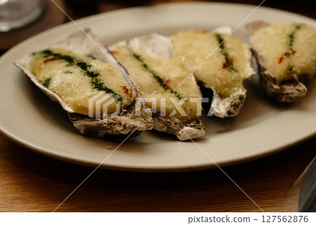 Oysters gratin 127562876