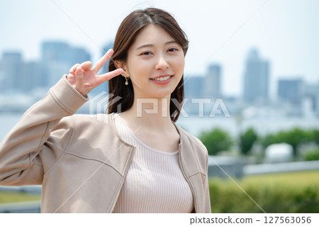 A woman who plays a piece 127563056