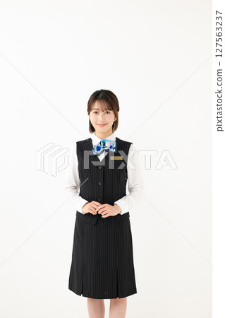 一位身穿制服的女士在接待處工作 一位身穿制服的女士在接待處工作 127563237
