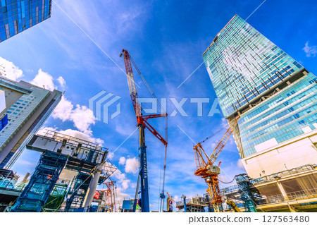 Tokyo cityscape in Japan. New piers appear! Completely disappeared... Goodbye, Shibuya Station West Exit. The central building is also completely demolished... = 21st 127563480