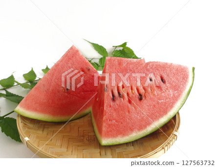 西瓜,切好的水果,盛在竹碗裡──一個夏日景象。 西瓜,切好的水果,盛在竹碗裡──一個夏日景象。 127563732