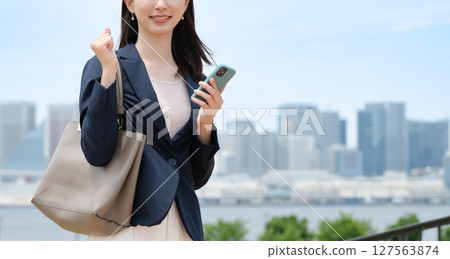 有智能手機的女商人 有智能手機的女商人 127563874