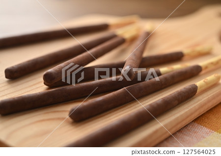 Winter Melt-in-your-mouth Pocky with cocoa finish 127564025