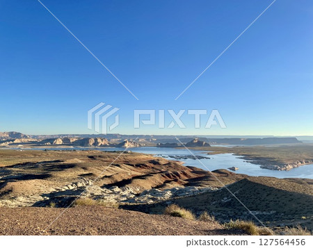 [Arizona] A spectacular view of Lake Powell and the rock face 127564456