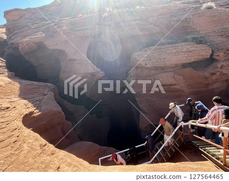 [亞利桑那州] 遊客進入羚羊峽谷 127564465