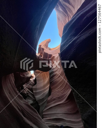 [亞利桑那州] 羚羊峽谷的彎曲岩石和藍天 127564467