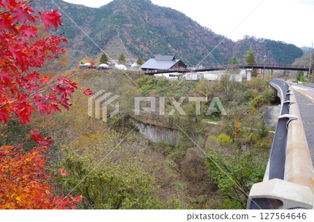 Autumn leaves at Nukui Dam in Akiota Town Autumn leaves at Nukui Dam in Akiota Town 127564646