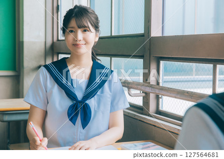 上課的學校女生 127564681