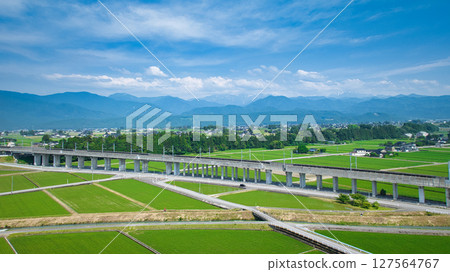 梅雨季節的富山縣入善町下山地區的北陸新幹線高架橋 127564767