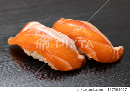 Delicious raw salmon sushi 127565017