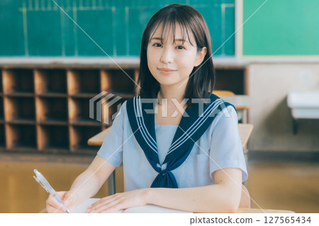 上課的學校女生 127565434