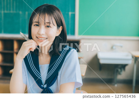 學校女孩帶著微笑 127565436