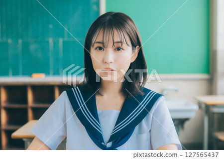 學校女孩嚴肅的表情 127565437