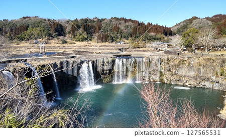 彩虹懸掛在原尻瀑布上,原尻瀑布是日本百大瀑布之一 彩虹懸掛在原尻瀑布上,原尻瀑布是日本百大瀑布之一 127565531