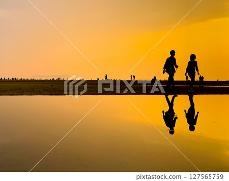 父母之濱的日落與剪影 127565759