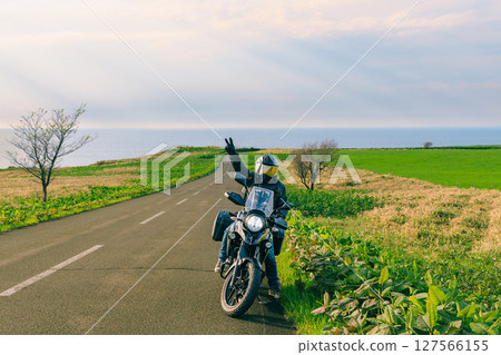 騎士和摩托車手在北海道能取岬做出和平手勢 127566155