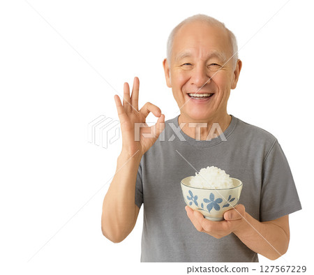 一位老人拿著一個花形飯碗擺出「OK」姿勢 127567229