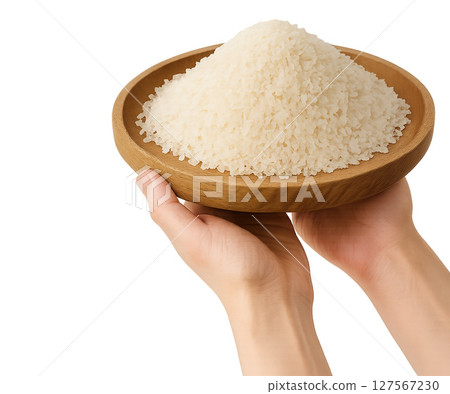 將米飯放在平坦的木托盤上，並用雙手支撐。 127567230