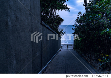 Scenery of a small path leading from a residential area of Hayama to Isshiki Beach Shonan Celeb A quiet road leading to the sea 127567361