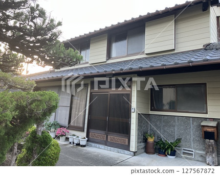 老房子的花園和日式房屋 127567872