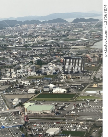 德島縣的山脈、大海和住宅區的空拍照片 德島縣的山脈、大海和住宅區的空拍照片 127567874