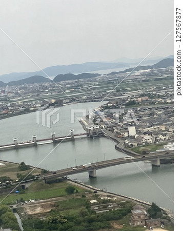 德島縣吉野川、住宅區和山脈,航空照片 德島縣吉野川、住宅區和山脈,航空照片 127567877