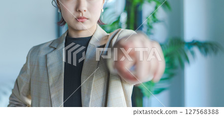 一位女士指出 127568388