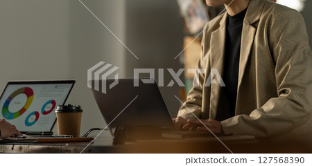 操作筆記本計算機的婦女 127568390
