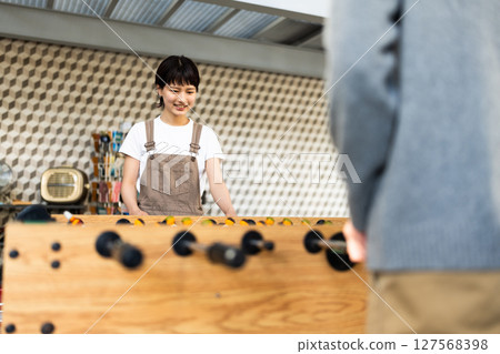 房間裡有桌上足球遊戲的女人 127568398