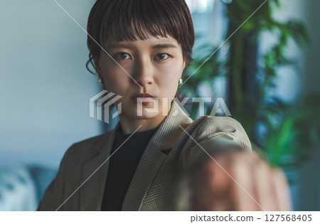 女人指著 127568405