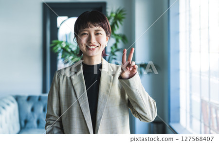 有V標誌的婦女 127568407