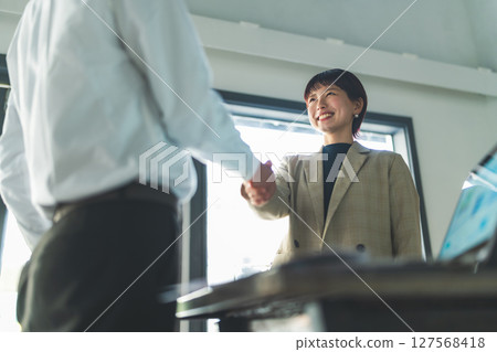 A woman shaking hands 127568418