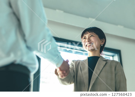 一個女人握手 127568423