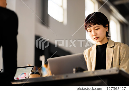 woman working woman working 127568427