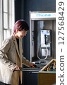 房間裡有桌上足球遊戲的女人 127568429