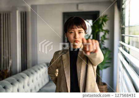 一位女士指出 127568431