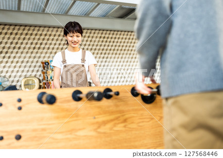 房間裡有桌上足球遊戲的女人 127568446