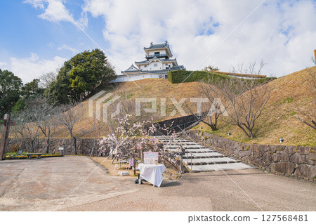 View of the castle tower of Kakegawa Castle in Kakegawa City (Shizuoka Prefecture) 127568481