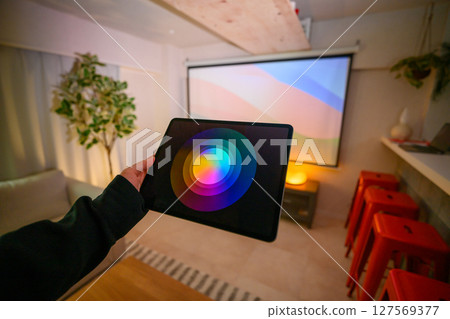 A scene in the room 127569377