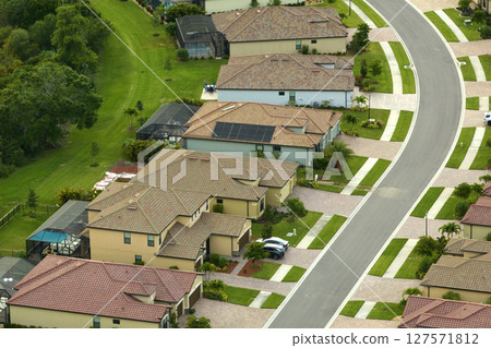 Aerial view of tightly packed homes in Florida closed living clubs. Family houses as example of real estate development in american suburbs 127571812
