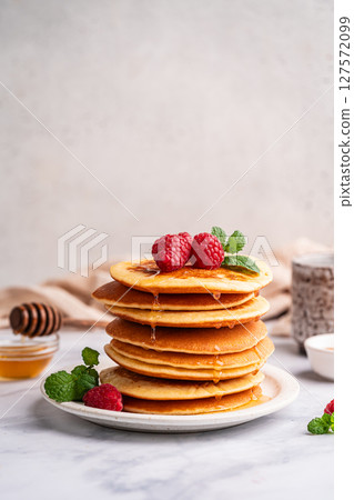 Homemade classic american pancakes 127572099
