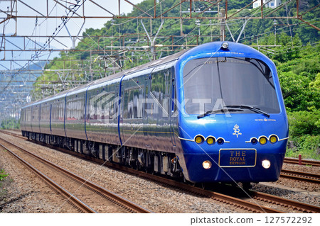 東海道本線二宮-大磯Izukyu系列2100 R-5編隊Royal Express 127572292