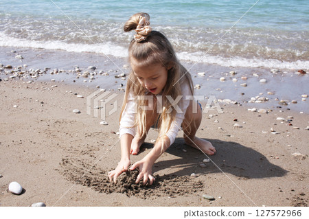 little cute girl on beach, lifestyle people concept 127572966