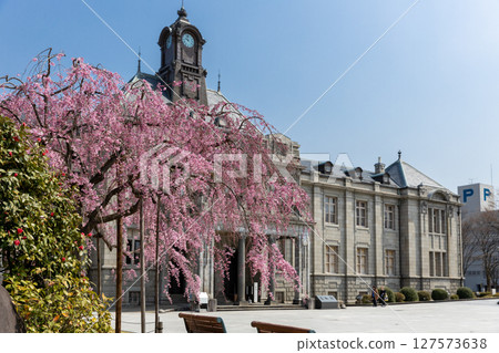 紅垂枝百合與文翔館 127573638