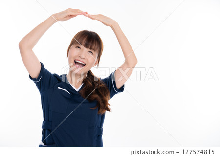 一名中年女護理人員擺出「OK」姿勢 127574815