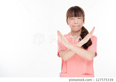 一名中年女護理人員擺出NG姿勢 127575339