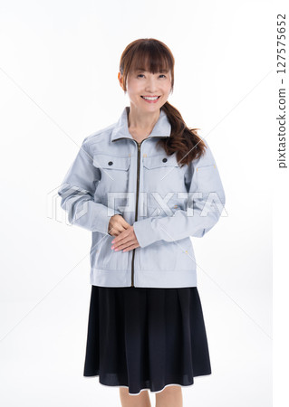 穿著工作服的女工作人員 127575652